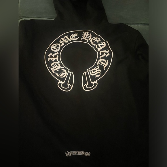 Still has everything in great condition just the tags are off the zip up hoodie - Picture 2 of 5